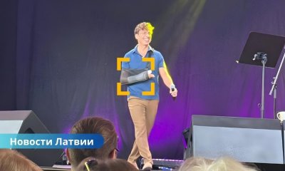 Максим Галкин, авария в Юрмале, ДТП с Галкиным, Галкин сбит машиной, ДТП Юрмала 2025, Галкин травма руки, Галкин выступление после аварии. Максима Галкина сбила машина в Юрмале — артист вышел на сцену несмотря на травму.