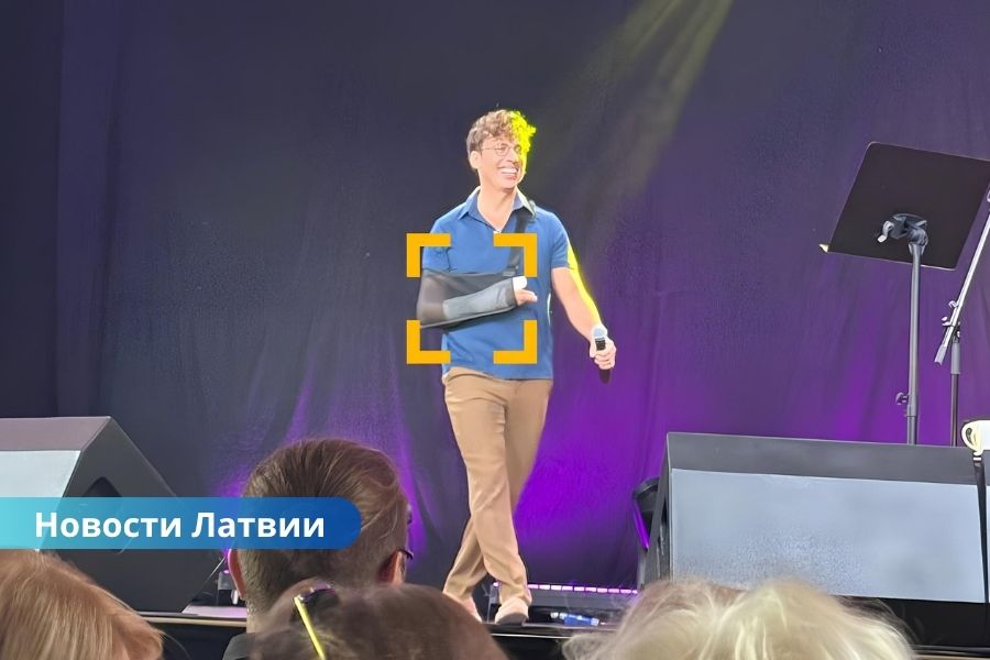 Максим Галкин, авария в Юрмале, ДТП с Галкиным, Галкин сбит машиной, ДТП Юрмала 2025, Галкин травма руки, Галкин выступление после аварии. Максима Галкина сбила машина в Юрмале — артист вышел на сцену несмотря на травму.