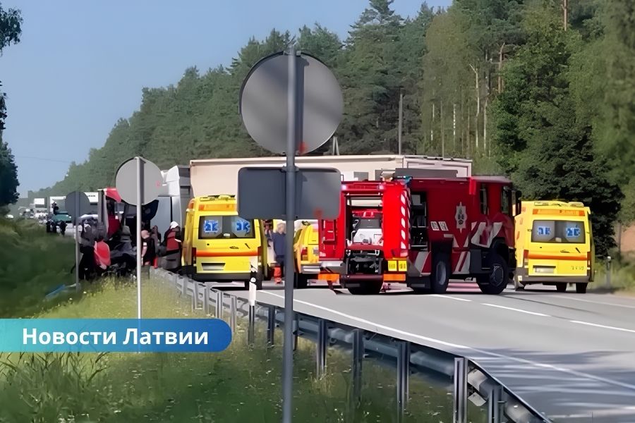 ДТП в Латвии, Таллиннское шоссе, Адажский край, авария, погиб водитель, грузовик, легковой автомобиль, полиция Латвии, движение ограничено Смертельное ДТП на Таллиннском шоссе в Латвии: погиб водитель легкового автомобиля.