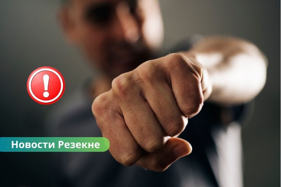 В Резекне пьяный мужчина избил полицейского в вытрезвителе: возбуждено уголовное дело.