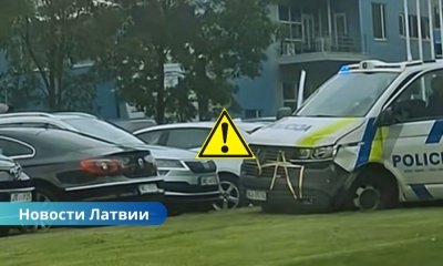 В Риге полицейский автомобиль вылетел в траву после столкновения с легковушкой.
