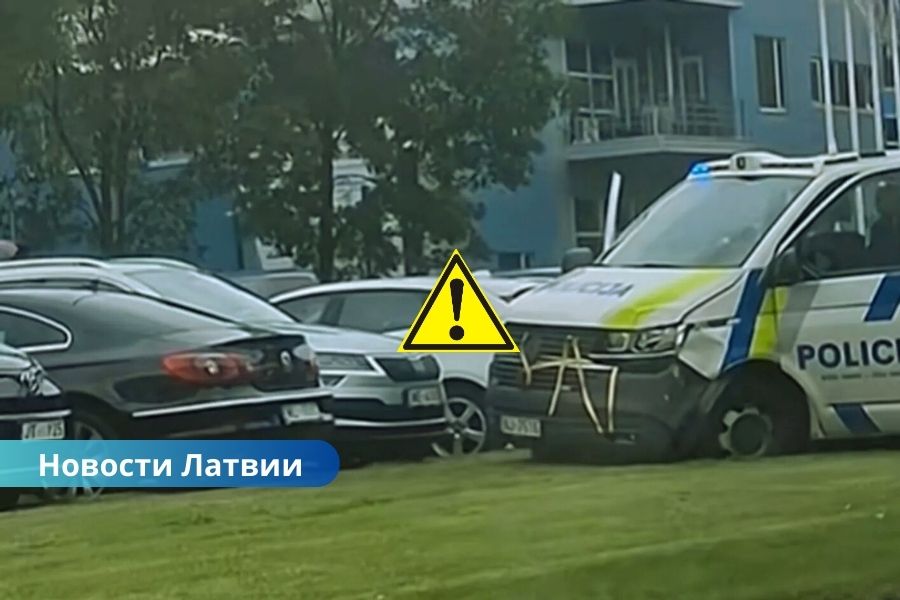 В Риге полицейский автомобиль вылетел в траву после столкновения с легковушкой.