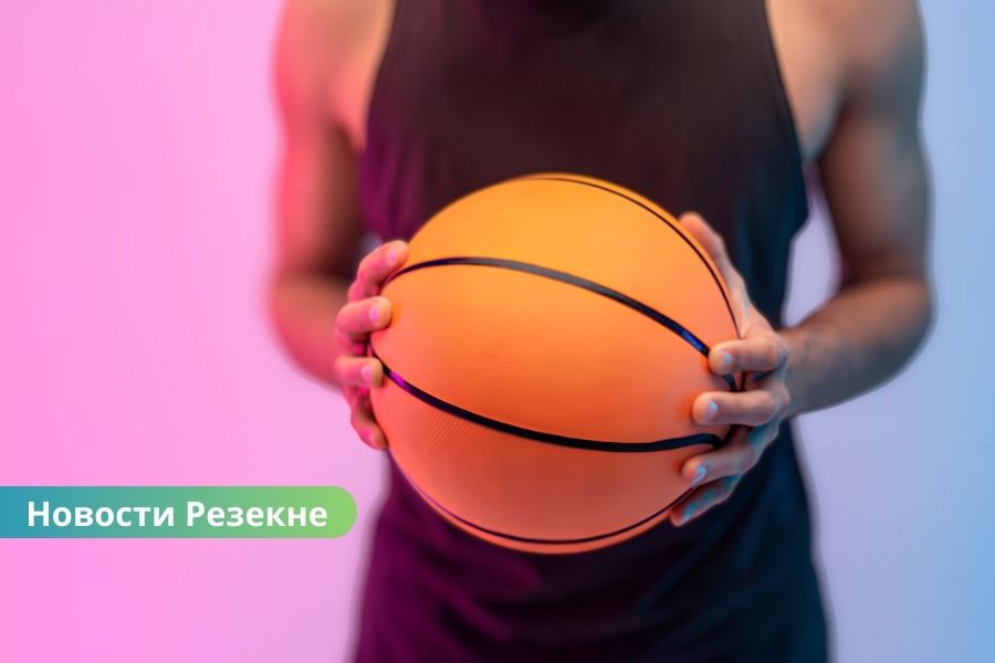 Юные баскетболисты Резекне получили медали «Отличник» за успехи в учебе и спорте.