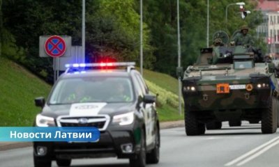 ВИДЕО: военная техника союзников Латвии перевернулась в кювете на шоссе.