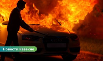 В Резекне задержан мужчина за умышленный поджог автомобиля на АЗС.
