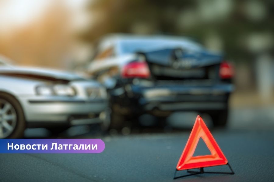 Дорожная авария в Латгалии: Volvo врезался в стоящий Audi.