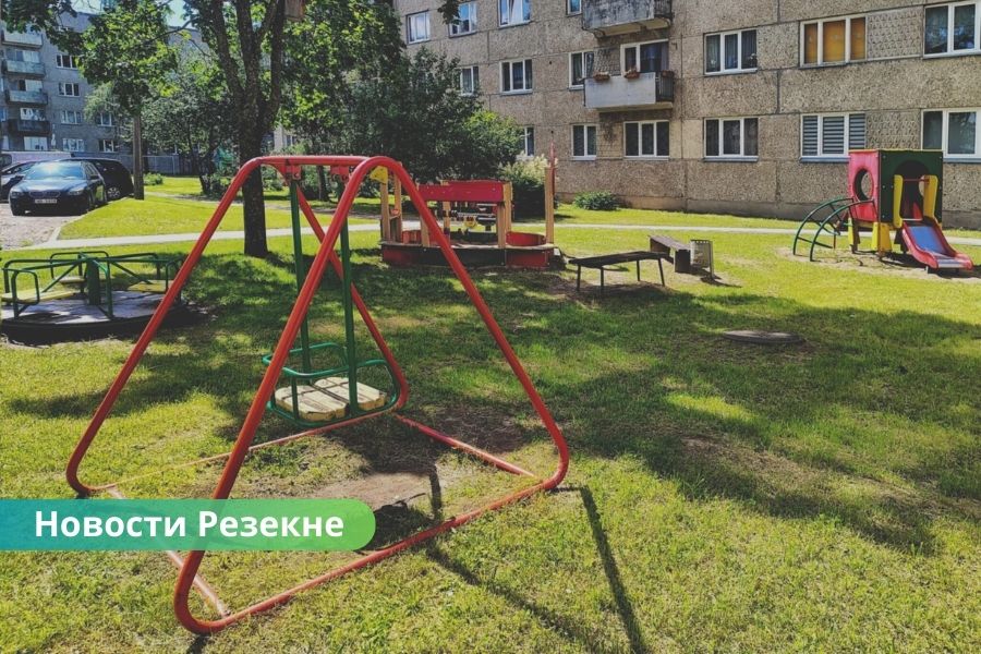 "Rēzeknes Namsaimnieks" призывает сообщать о поломках на детских площадках Резекне.
