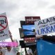 Анкоридж выходит на улицы: сотни протестующих поддерживают Украину перед встречей Трампа и Путина