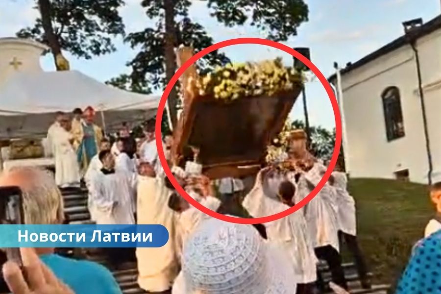 Во время крестного хода в Аглоне повредили копию иконы Богоматери — настоящая икона в безопасности.