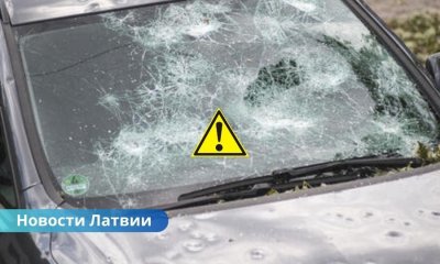 Град в Латвии бьёт по домам и автомобилям: миллионы евро ущерба и сотни пострадавших авто.