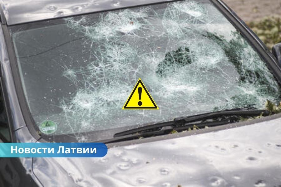 Град в Латвии бьёт по домам и автомобилям: миллионы евро ущерба и сотни пострадавших авто.