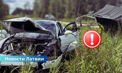 Водитель Porsche устроил аварию и скрылся, оставив детей в машине.