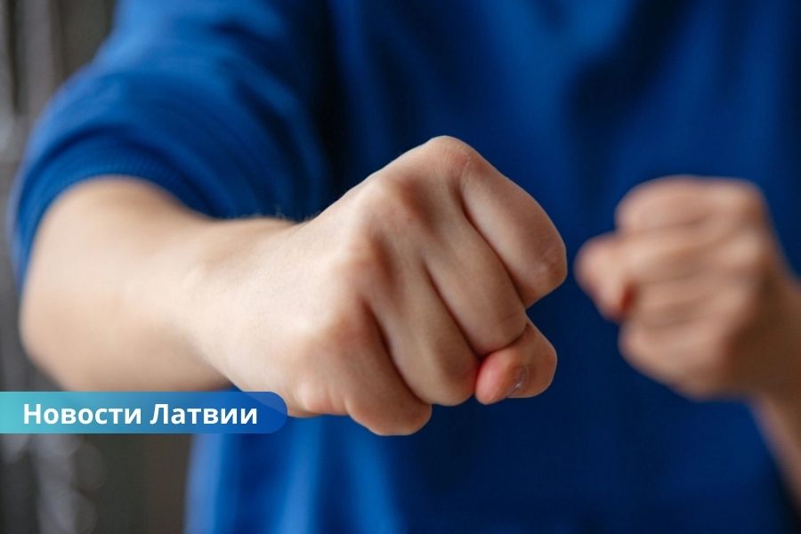 ВИДЕО ⟩ в Риге фанаты Турции и Греции подрались после полуфинала Евробаскета: вмешалась охрана.