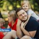 В Латвии почти 3000 отцов воспитывают шестерых и более детей: День отца отметят шествием и концертом в Риге.