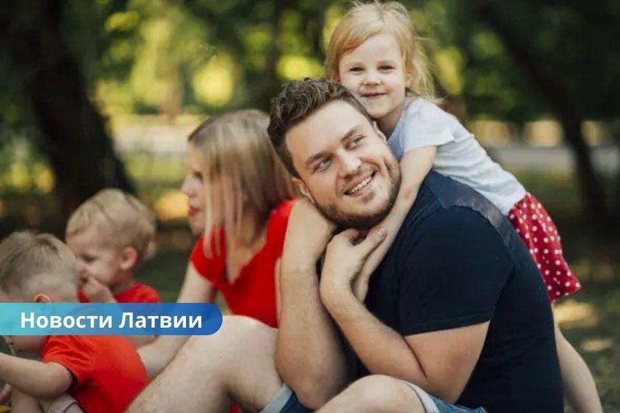 В Латвии почти 3000 отцов воспитывают шестерых и более детей: День отца отметят шествием и концертом в Риге.