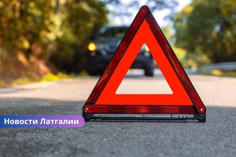 Трагедия в Латгалии: водитель погиб после столкновения с деревом.