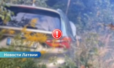 13🔴Дымящийся BMW без водителя налетел на велосипедиста: чудом удалось избежать трагедии.