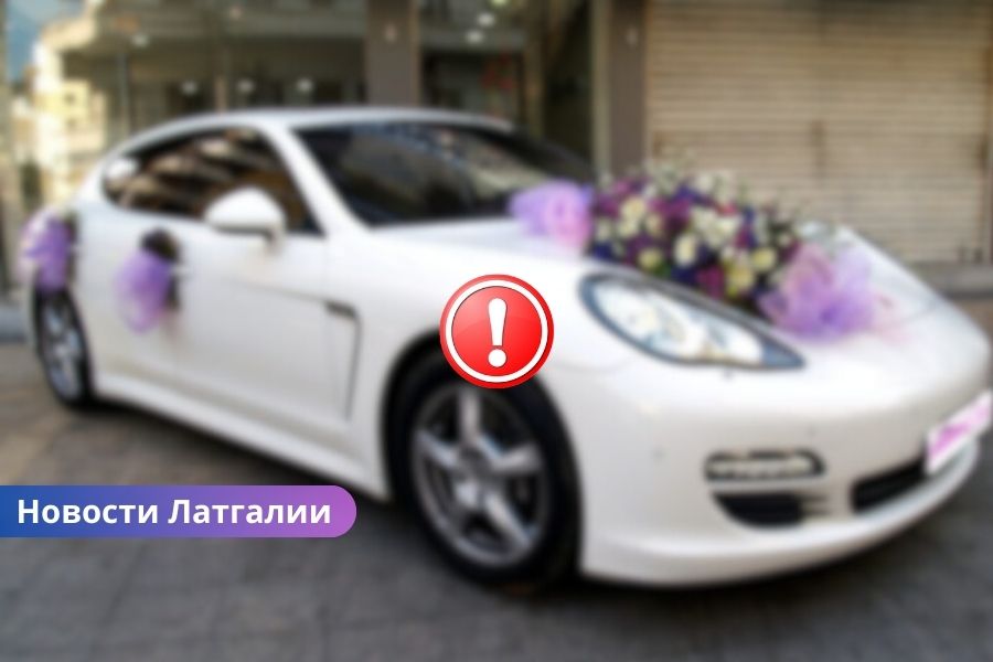 🚨 «Свадебный» Porsche в Латгале оказался прикрытием для перевозки нелегальных мигрантов.