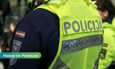🔥 В Резекненском крае полиция сняла с дома «имперку» — флаг династии Романовых.