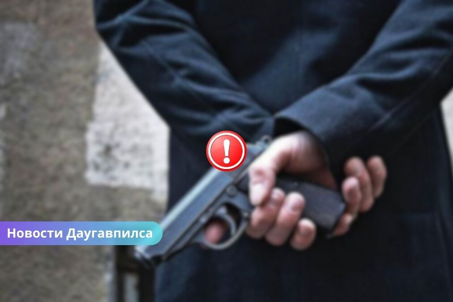 🚨 В Даугапилсе задержан вымогатель с оружием: мужчина выманил 10 000 евро и попал за решётку