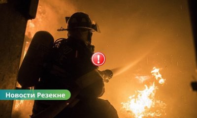 В Резекне сгорел нежилой дом: полиция расследует возможный поджог.