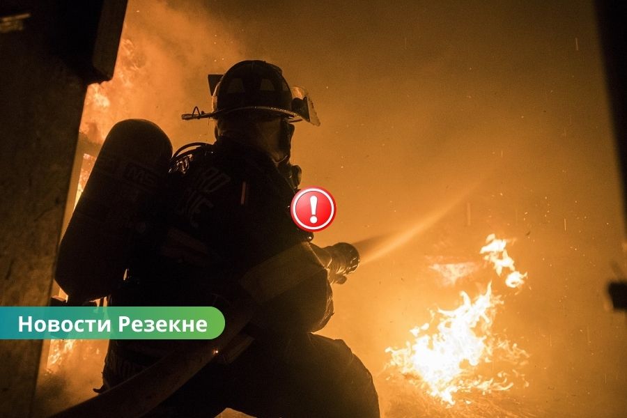 В Резекне сгорел нежилой дом: полиция расследует возможный поджог.