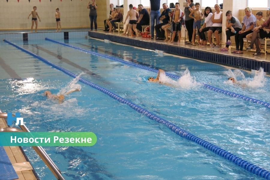 В Резекне вновь открылся бассейн ДЮСШ: расписание и цены для посетителей.