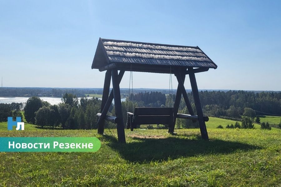 🌲 В Сарканькалнсе открылась новая природная тропа: бесплатный отдых и уроки экологии для всей семьи.