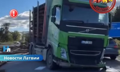 ВИДЕО ⟩на Елгавском шоссе столкнулись лесовоз и легковая машина.