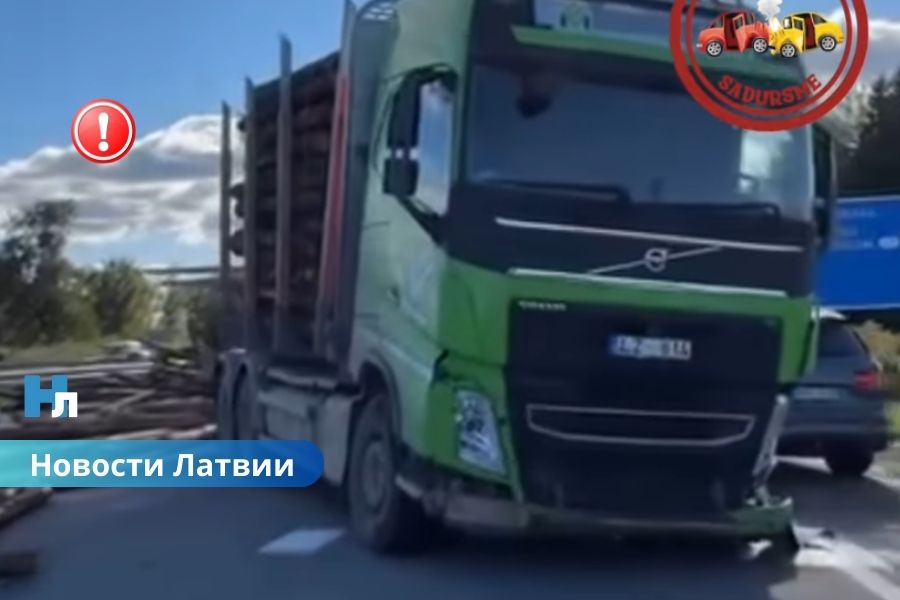 ВИДЕО ⟩на Елгавском шоссе столкнулись лесовоз и легковая машина.