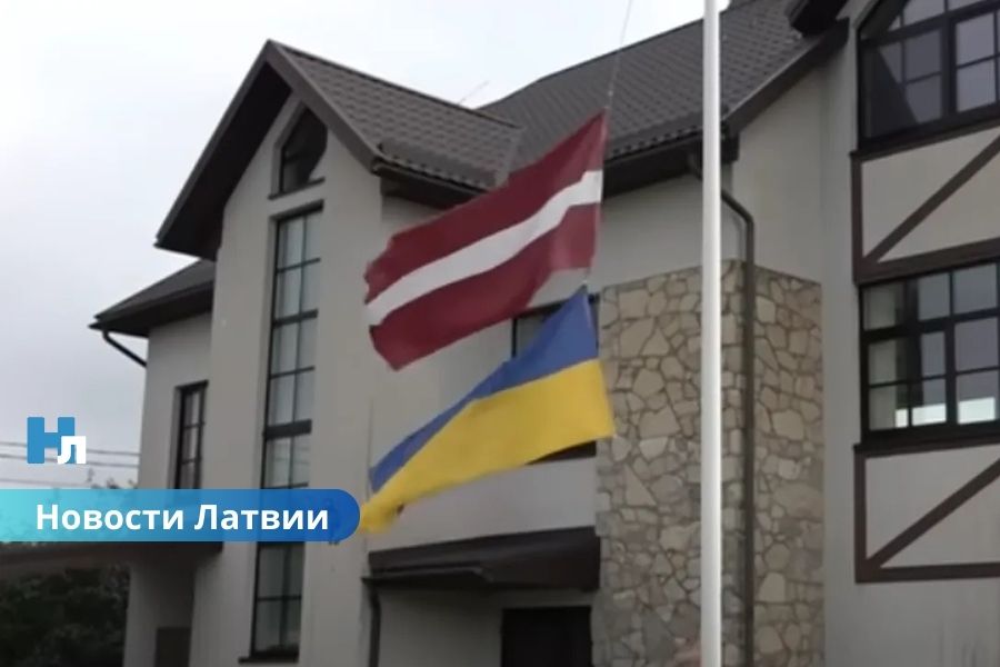 ВИДЕО ⟩ жителя Латвии оштрафовали за флаги Латвии и Украины на одном флагштоке.