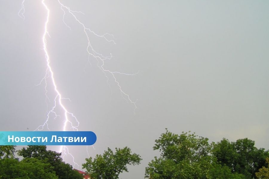 Ливни и грозы накроют Латвию: прогноз погоды на воскресенье.