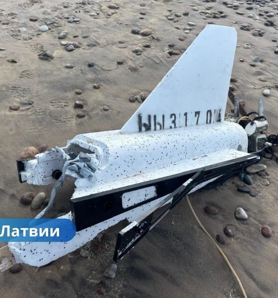 На пляже в Вентспилсском крае обнаружен обломок дрона: работает полиция и НВС.