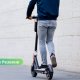 В Резекне пьяный мужчина на электросамокате врезался в стену: 2,1 промилле алкоголя.