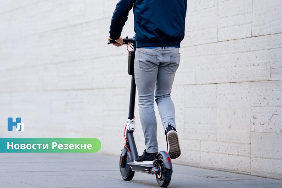 В Резекне пьяный мужчина на электросамокате врезался в стену: 2,1 промилле алкоголя.