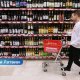 Привычки не меняются: 76% жителей Латвии не снизили потребление алкоголя после введения ограничений.
