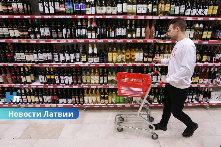 Привычки не меняются: 76% жителей Латвии не снизили потребление алкоголя после введения ограничений.