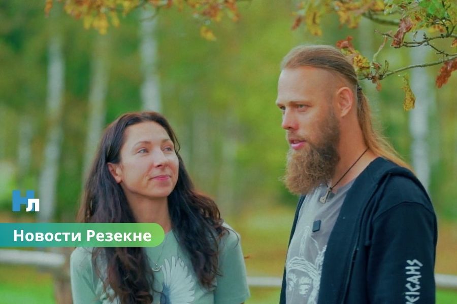 Они променяли Ригу на латгальское село: семья из-под Резекне живёт в гармонии с природой, держит корову, лошадь и делает свечи из собственного воска.