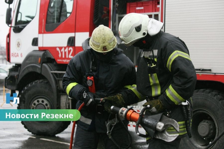 ⚠️ Резекне: пожар на пятом этаже — один человек спасён, шесть эвакуированы.