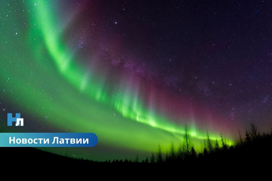 🌌 Над Латвией вспыхнуло яркое северное сияние: небо озарилось невероятными красками.