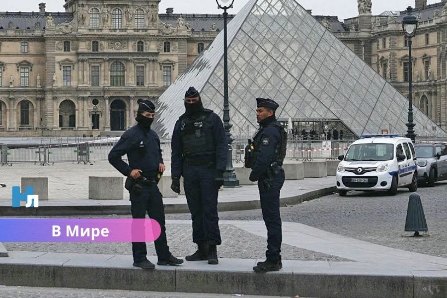 Ограбление века в Париже: из Лувра похищены драгоценности Наполеона и императрицы.