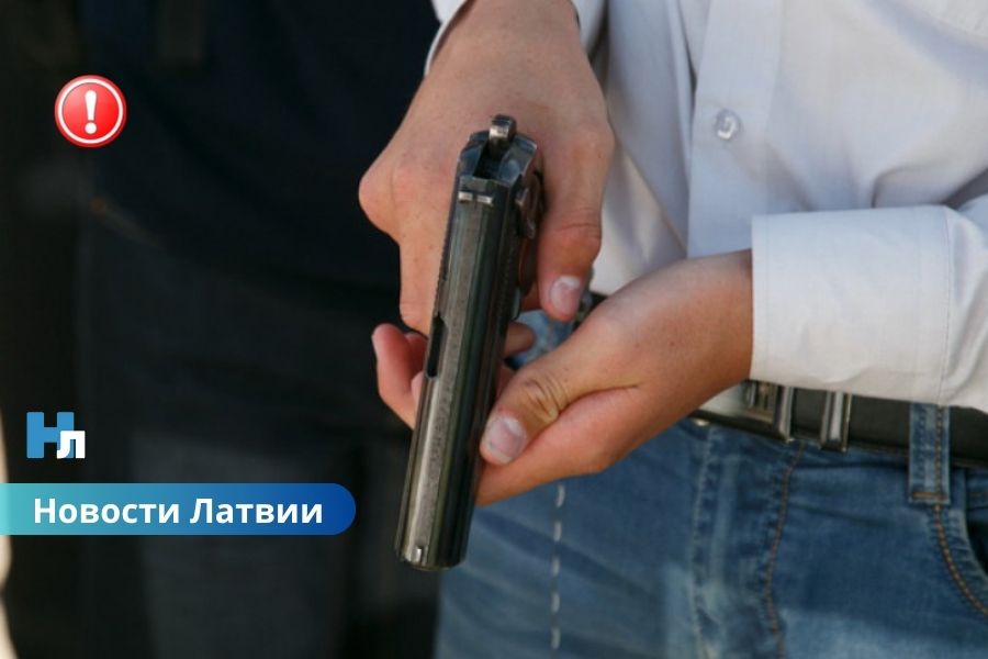 В Риге в квартире найдены два тела, мужчина погиб от выстрела.