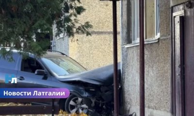 ВИДЕО ⟩ в Вилянах — опасная авария: автомобиль на скорости влетел в жилой дом, водитель сбежал.