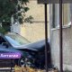 ВИДЕО ⟩ в Вилянах — опасная авария: автомобиль на скорости влетел в жилой дом, водитель сбежал.