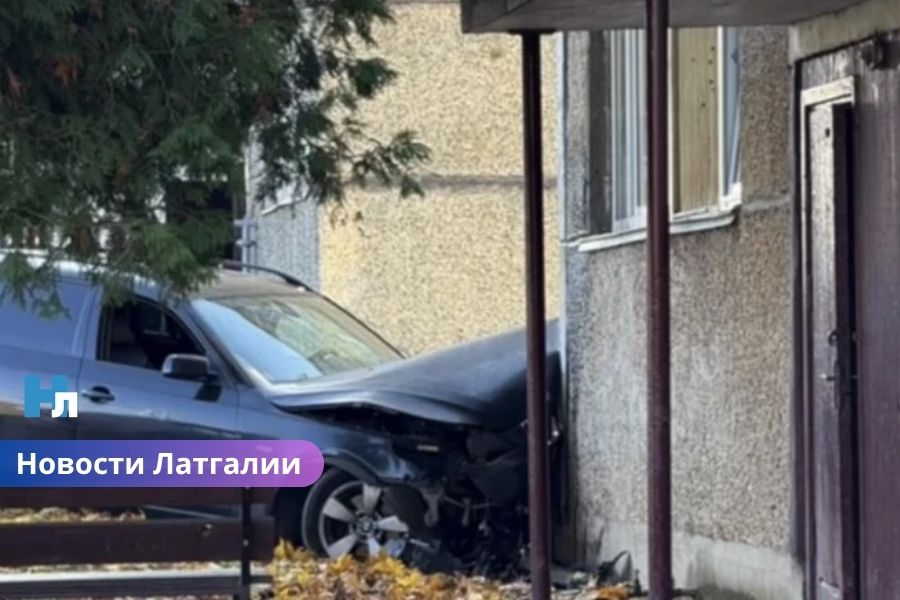ВИДЕО ⟩ в Вилянах — опасная авария: автомобиль на скорости влетел в жилой дом, водитель сбежал.
