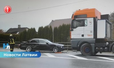 ВИДЕО ⟩ авария под Иецавой: водитель BMW сбежал, пассажирка в больнице.