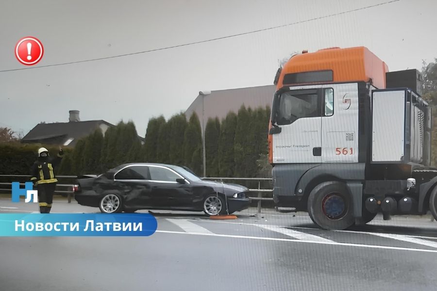 ВИДЕО ⟩ авария под Иецавой: водитель BMW сбежал, пассажирка в больнице.