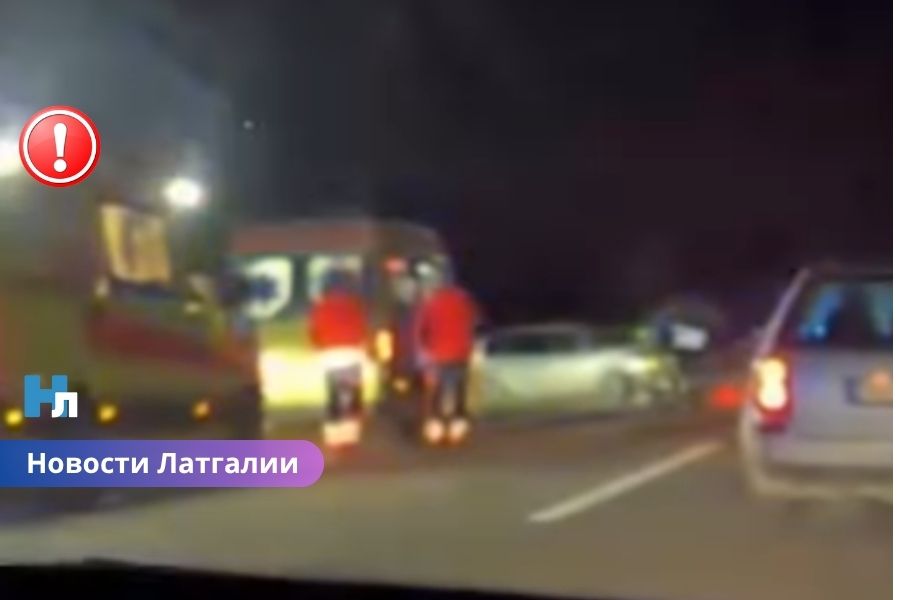 🚨 ФОТО: Серьёзное ДТП на трассе Даугавпилс — Резекне: двое в тяжёлом состоянии.