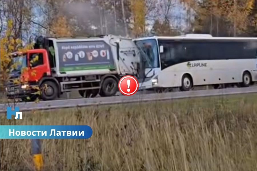 ВИДЕО: авария на Лиепайском шоссе: рейсовый автобус столкнулся с мусоровозом.