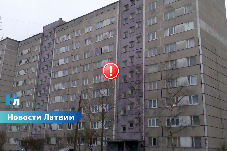Трагедия в Риге: 17-летний юноша разбился насмерть, упав с 9-го этажа.